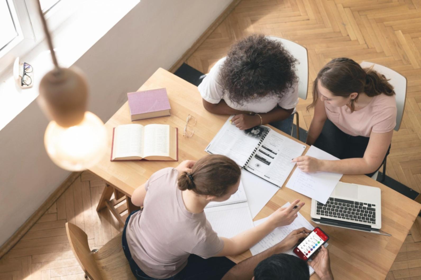 Profesionales trabajando en estrategias financieras personalizadas